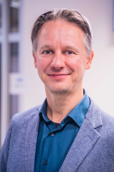 Sve je to prevara! &ndash; Za&scaron;to teorije zavjera  polariziraju i radikaliziraju ljude? - obavijest o predavanju na Institutu Pilar